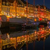 Oplyste huse i Nyhavn spejlet i kanalen om aftenen