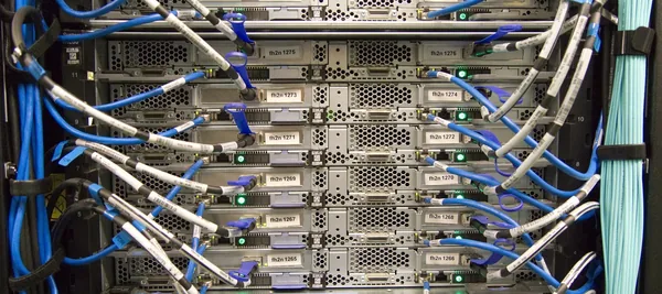 Serverrack med blå netværkskabler i et datacenter